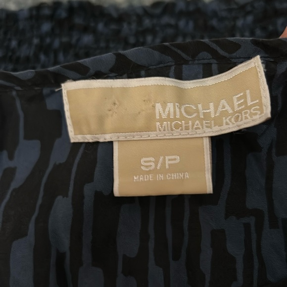 100% Silk key hole short sleeve blouse - Picture 2 of 6